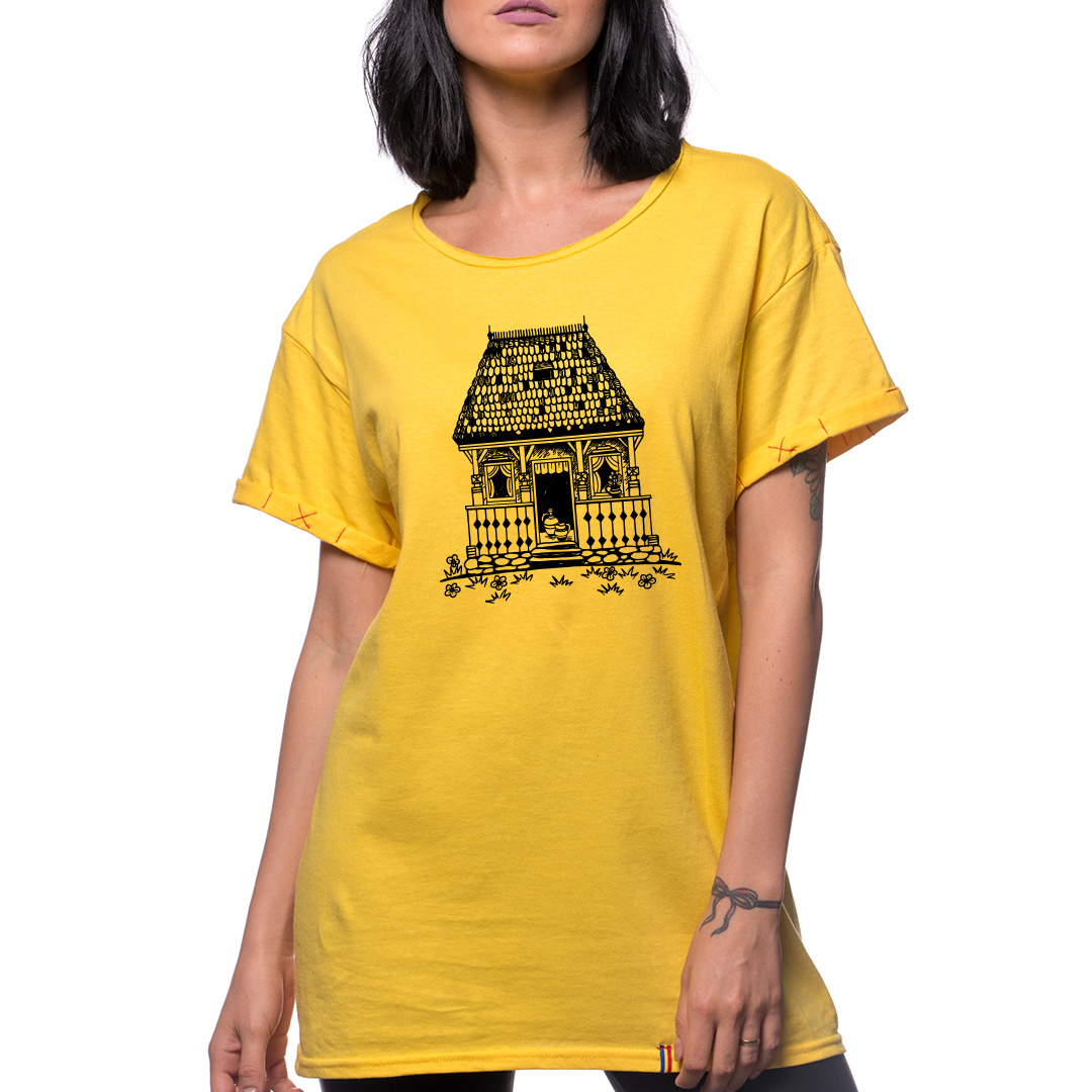 casa-traditionala-donna-giallo
