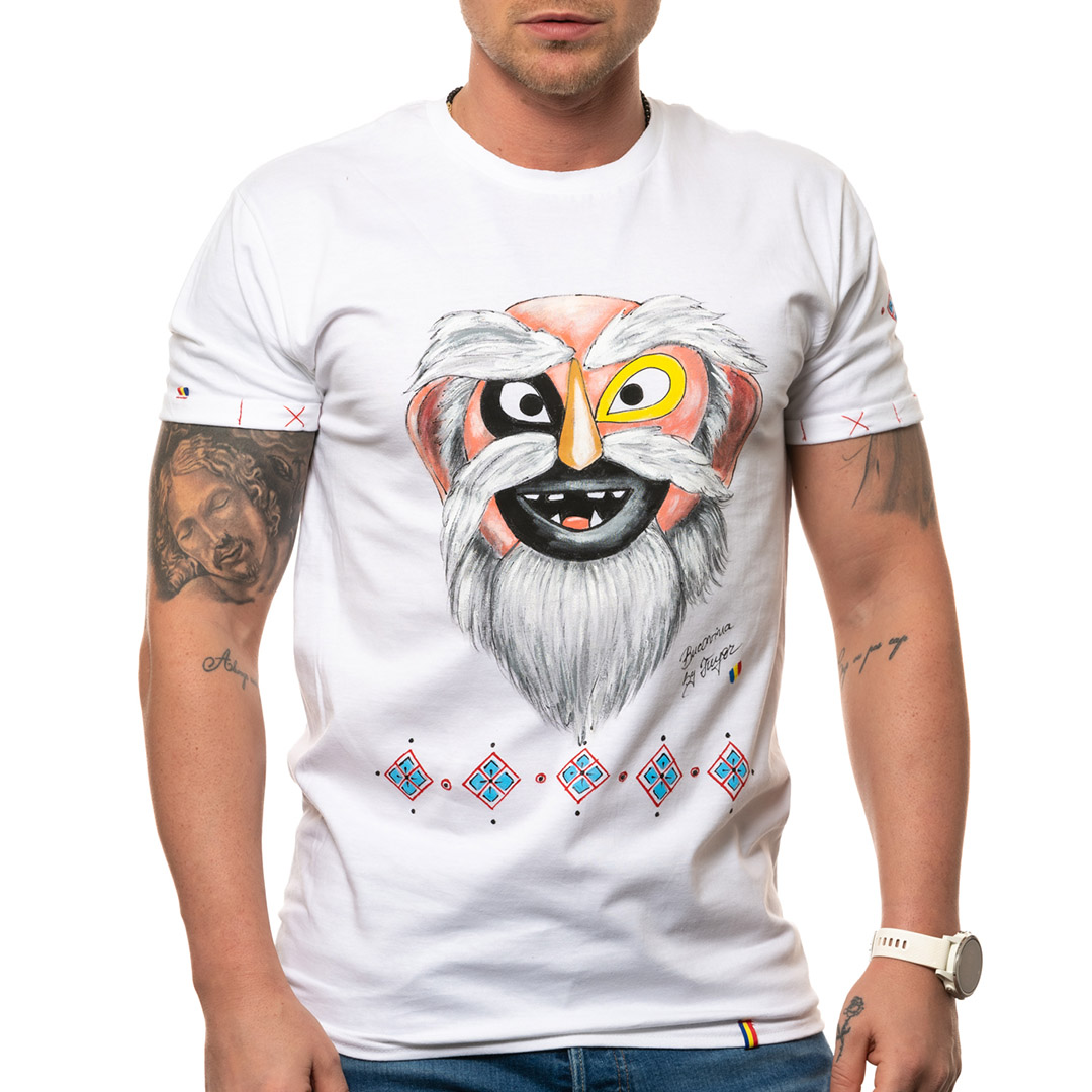 t-shirt-bianco-dipinto-uomo-masca-traditionala-bucovina-1-1
