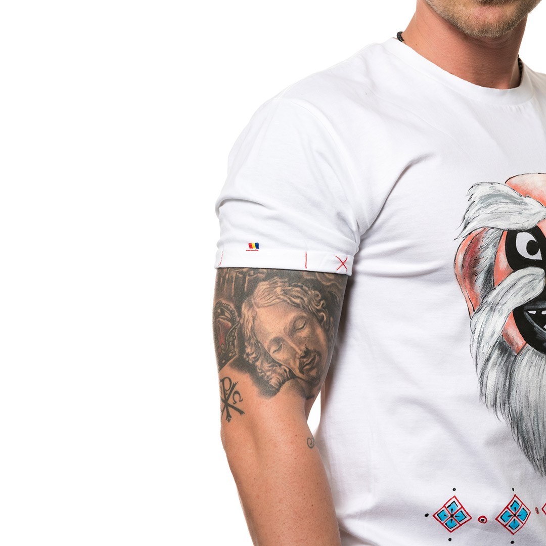 t-shirt-bianco-dipinto-uomo-masca-traditionala-bucovina-1-2