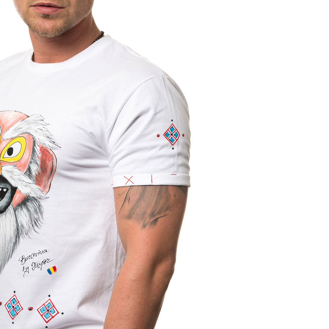t-shirt-bianco-dipinto-uomo-masca-traditionala-bucovina-1-3