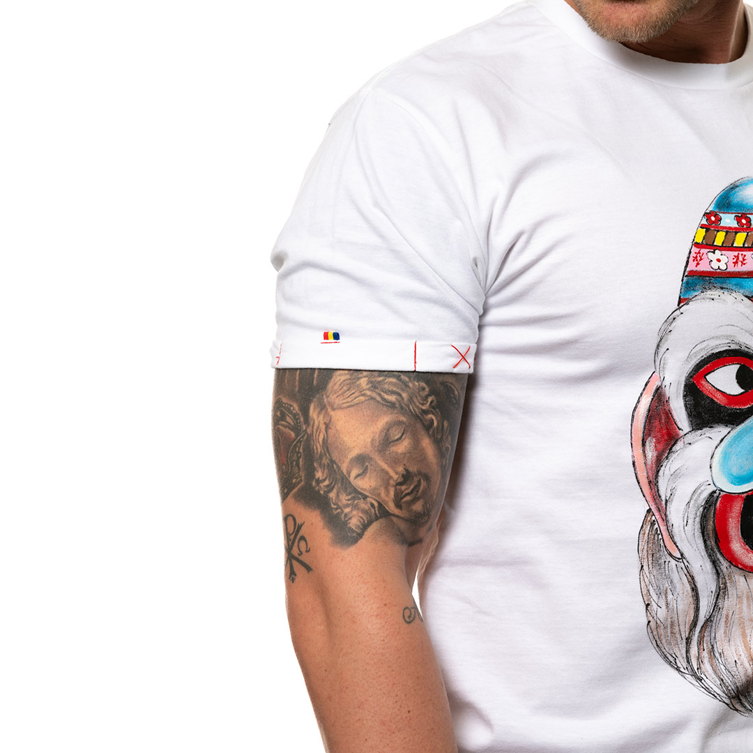 t-shirt-bianco-dipinto-uomo-masca-traditionala-bucovina-2-2