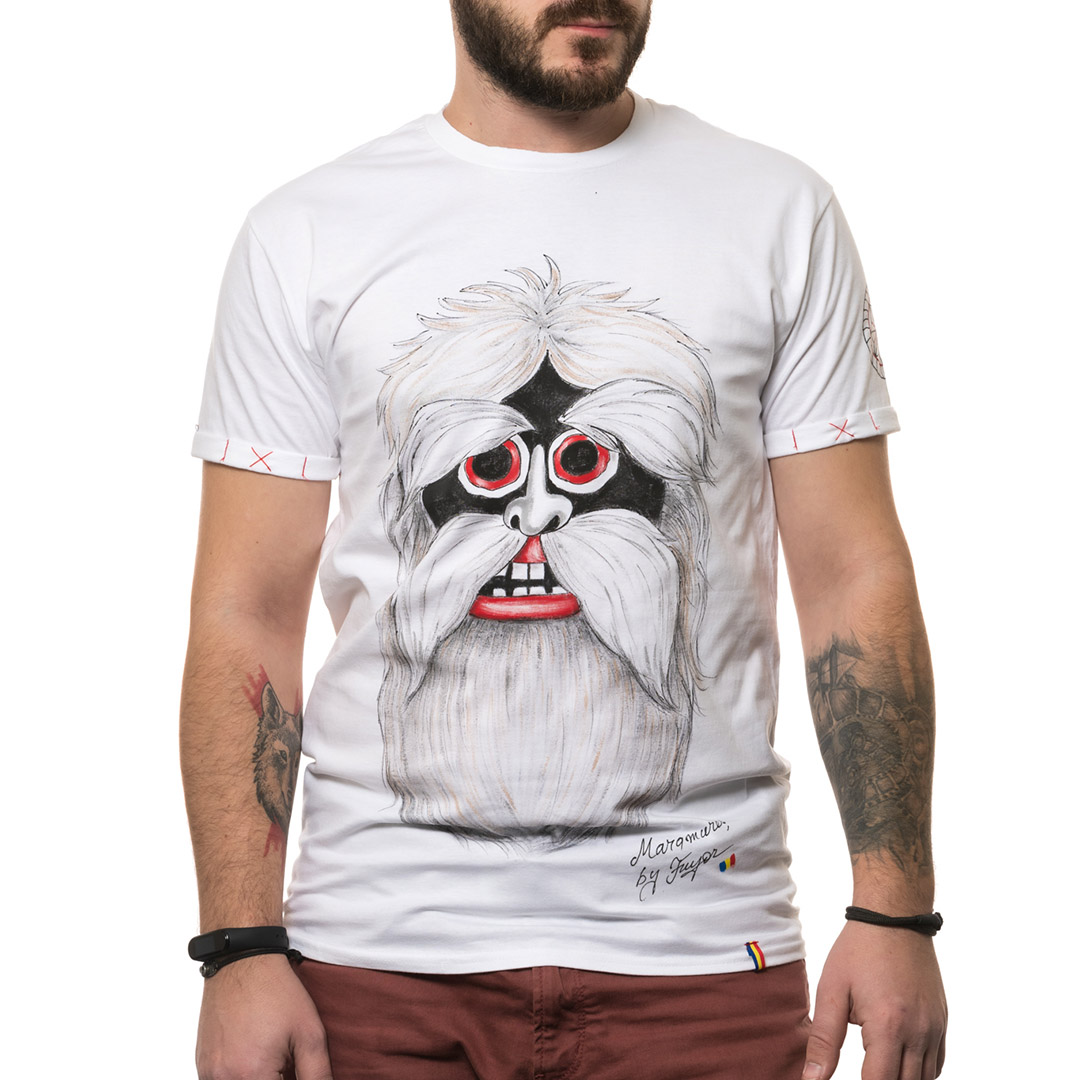 t-shirt-bianco-dipinto-uomo-masca-traditionala-maramures-1-1