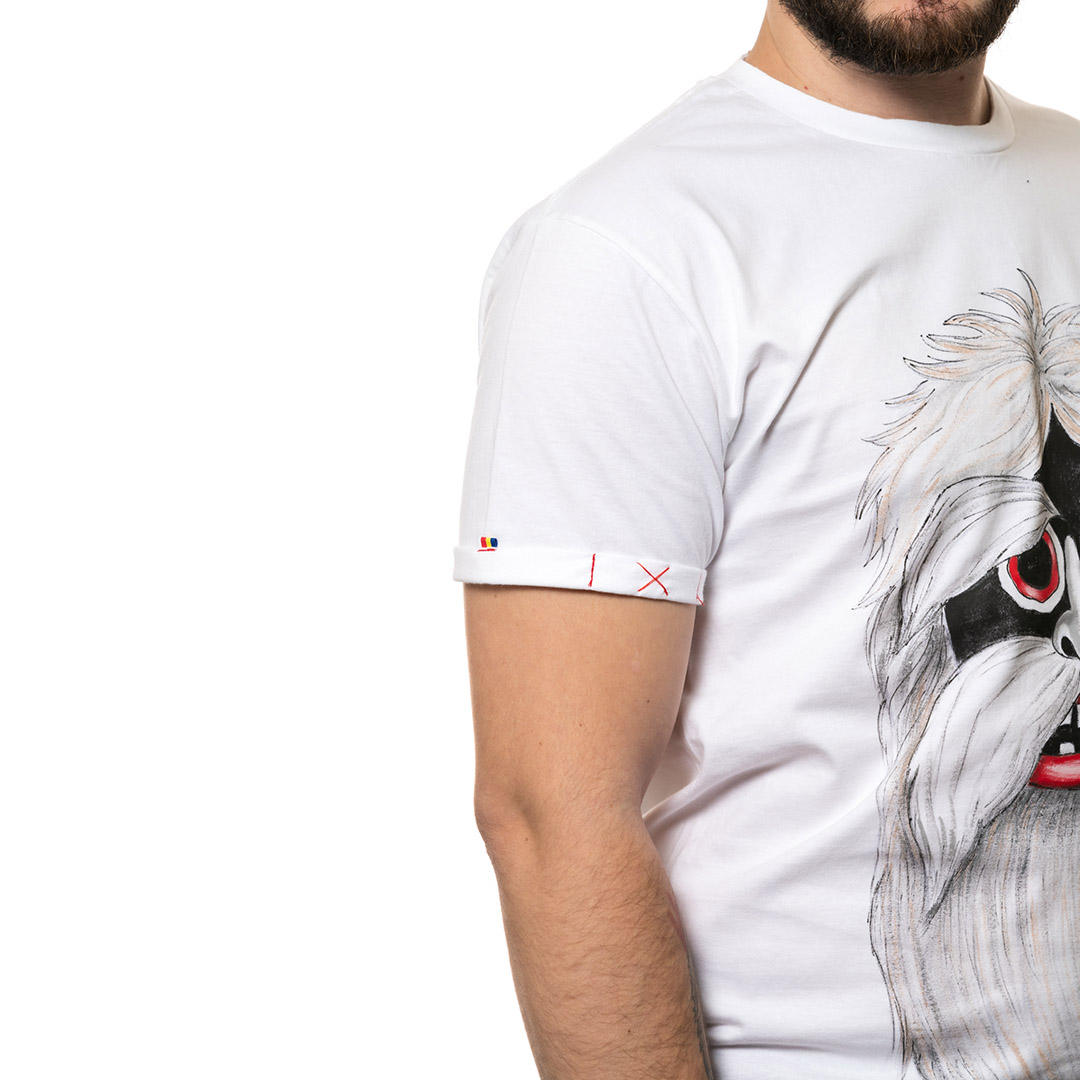 t-shirt-bianco-dipinto-uomo-masca-traditionala-maramures-1-2