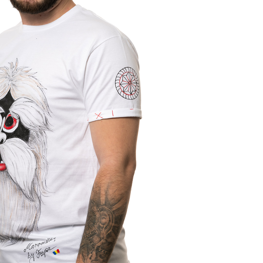 t-shirt-bianco-dipinto-uomo-masca-traditionala-maramures-1-3