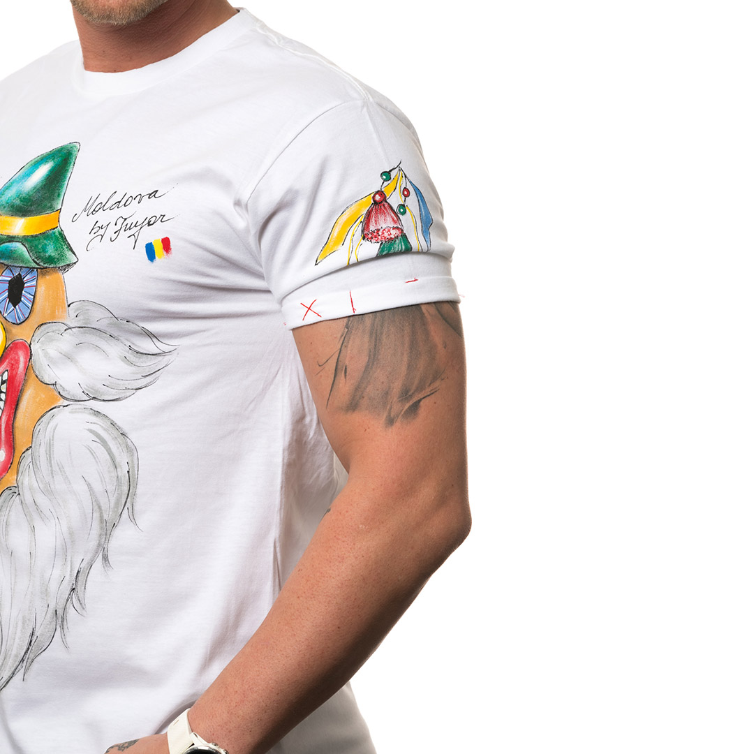 t-shirt-bianco-dipinto-uomo-masca-traditionala-moldova-1-3