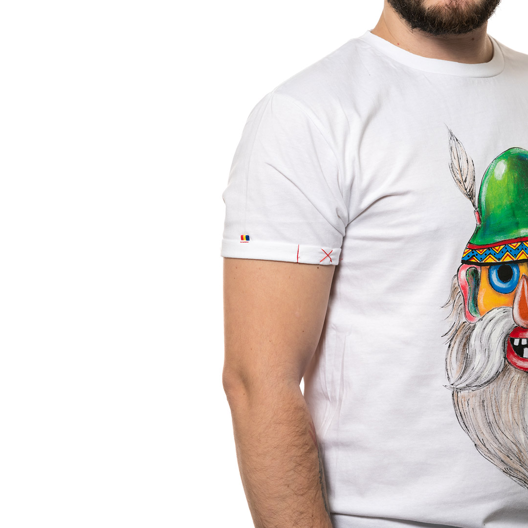t-shirt-bianco-dipinto-uomo-masca-traditionala-muntenia-1-2