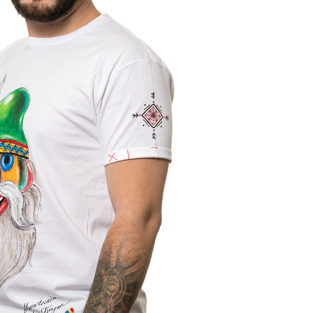 t-shirt-bianco-dipinto-uomo-masca-traditionala-muntenia-1-3