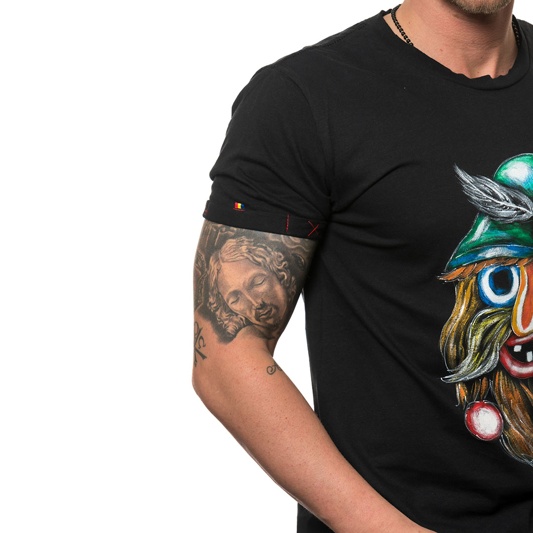 t-shirt-nero-dipinto-uomo-masca-traditionala-oltenia-1-2