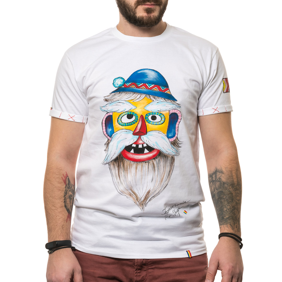 t-shirt-bianco-dipinto-uomo-masca-traditionala-transilvania-1-1