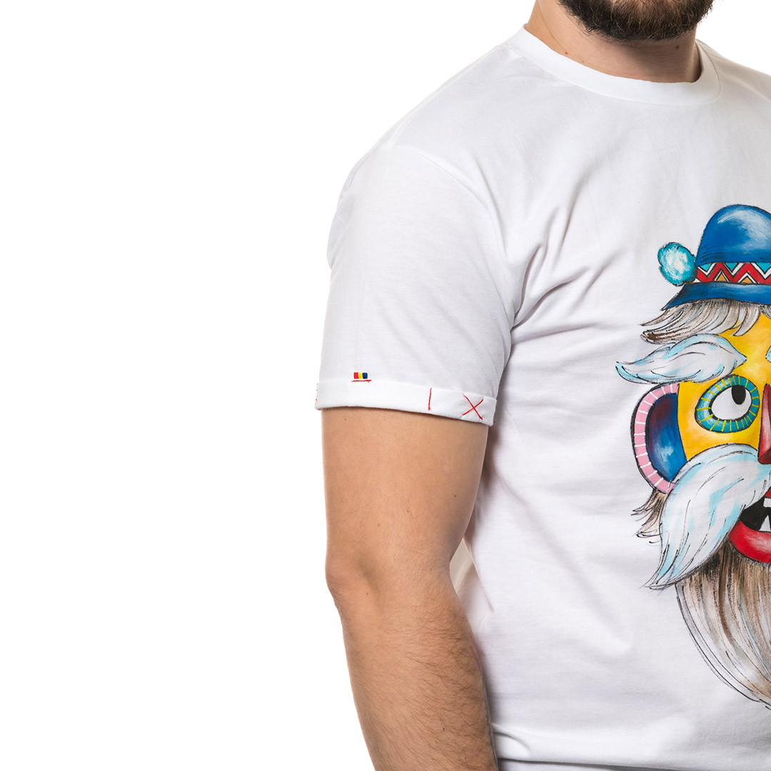 t-shirt-bianco-dipinto-uomo-masca-traditionala-transilvania-1-2