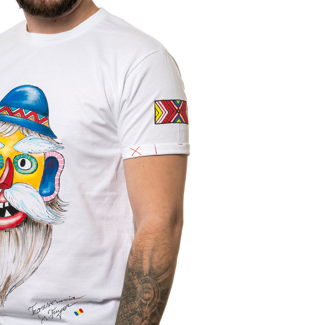 t-shirt-bianco-dipinto-uomo-masca-traditionala-transilvania-1-3