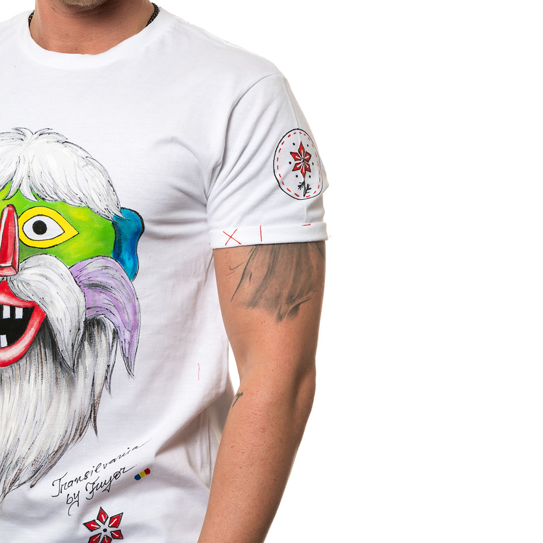t-shirt-bianco-dipinto-uomo-masca-traditionala-transilvania-2-2