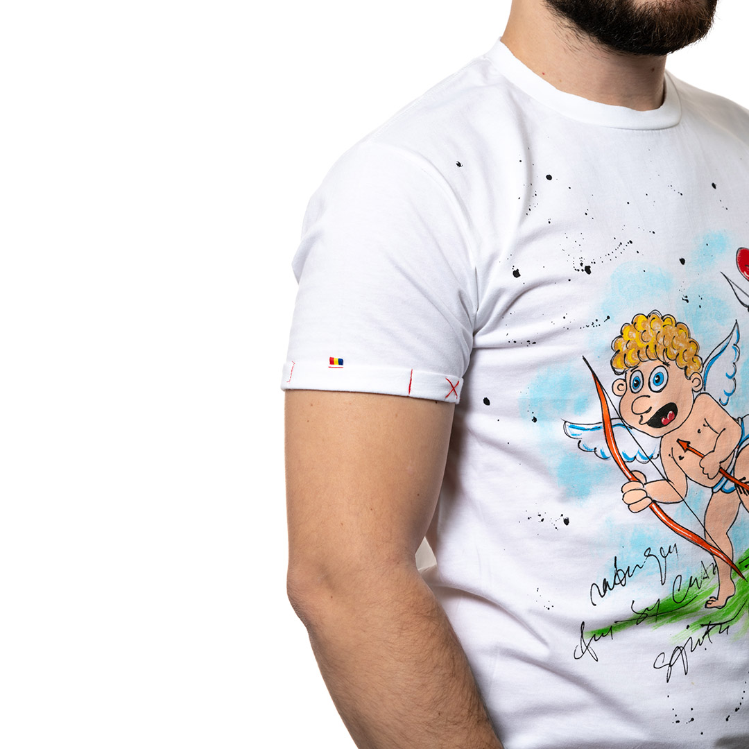 t-shirt-bianco-dipinto-uomo-se-intoarce-roata-2