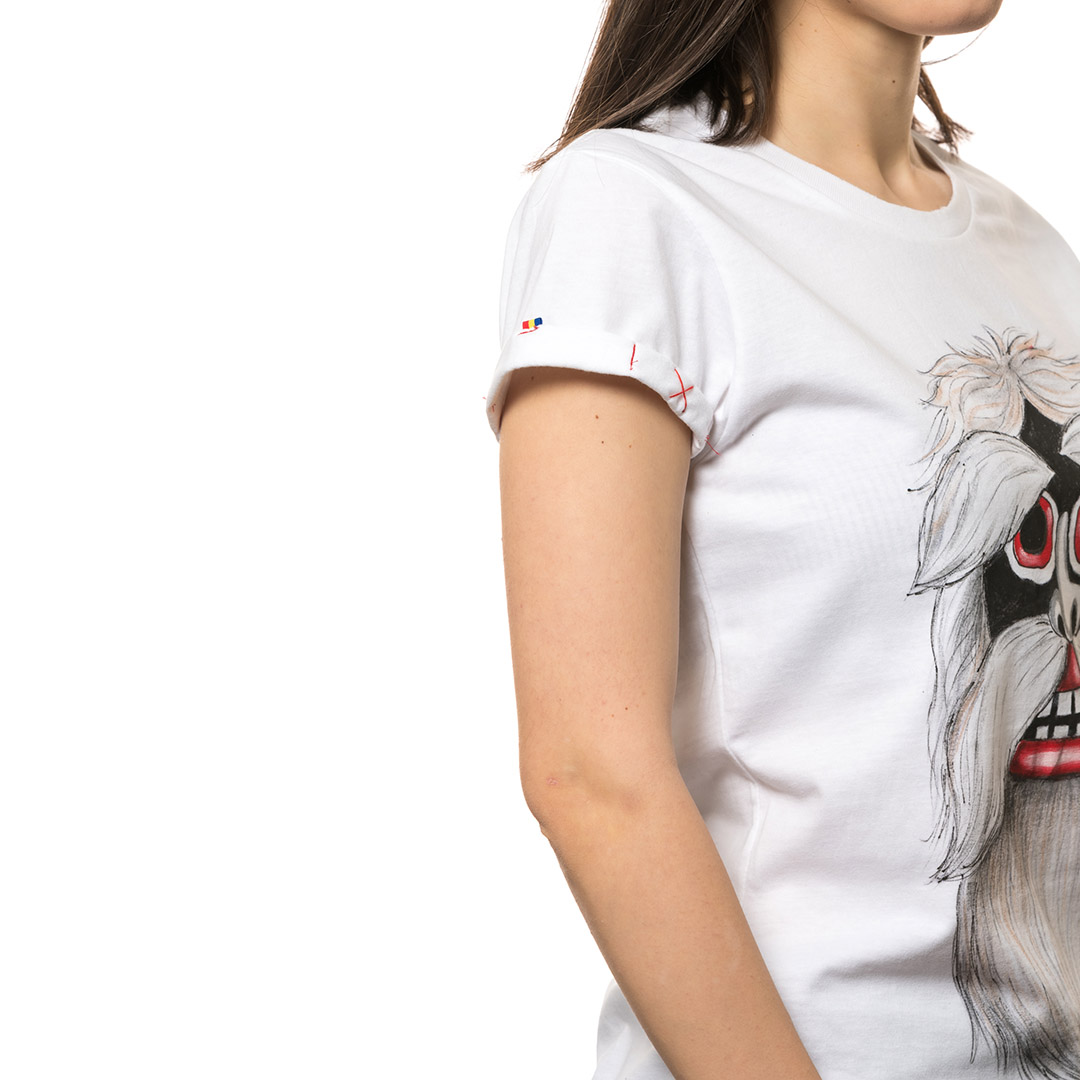 t-shirt-bianco-dipinto-donna-masca-traditionala-maramures-1-2