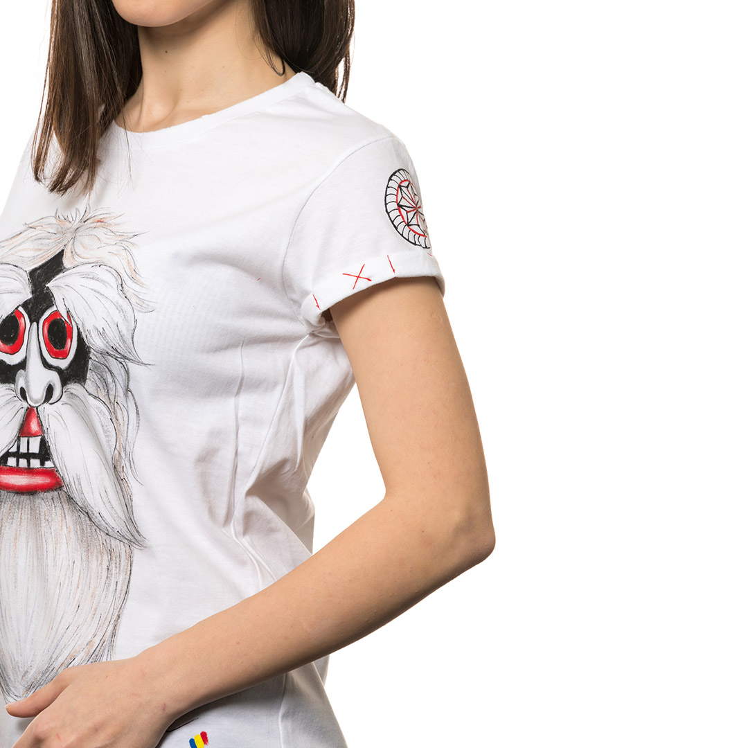 t-shirt-bianco-dipinto-donna-masca-traditionala-maramures-1-3