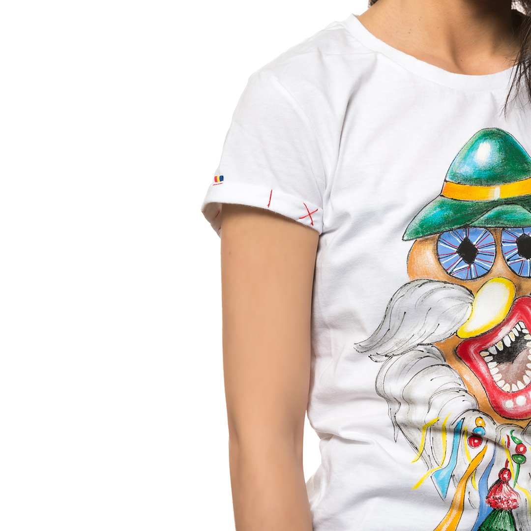 t-shirt-bianco-dipinto-donna-masca-traditionala-moldova-1-2