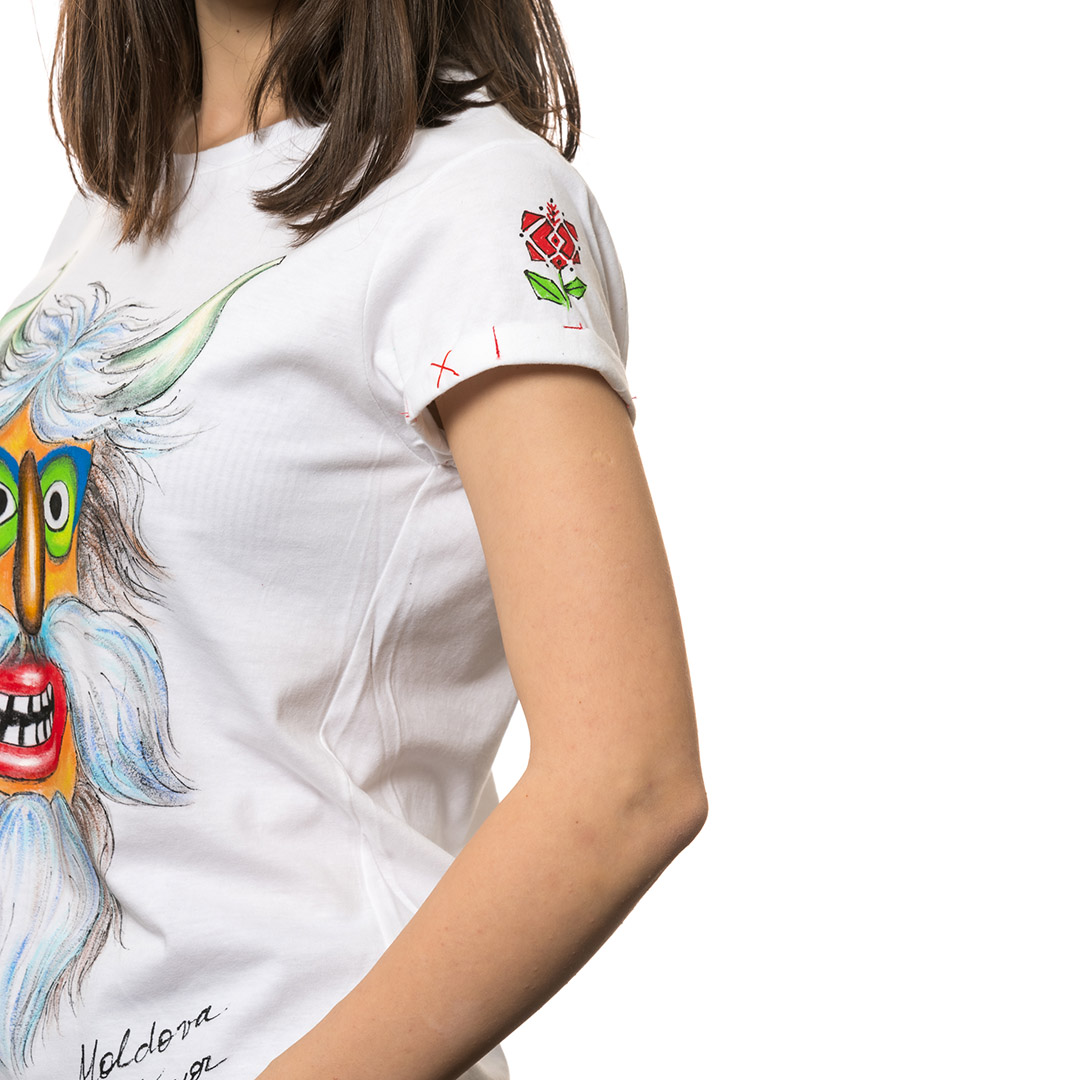 t-shirt-bianco-dipinto-donna-masca-traditionala-moldova-2-3