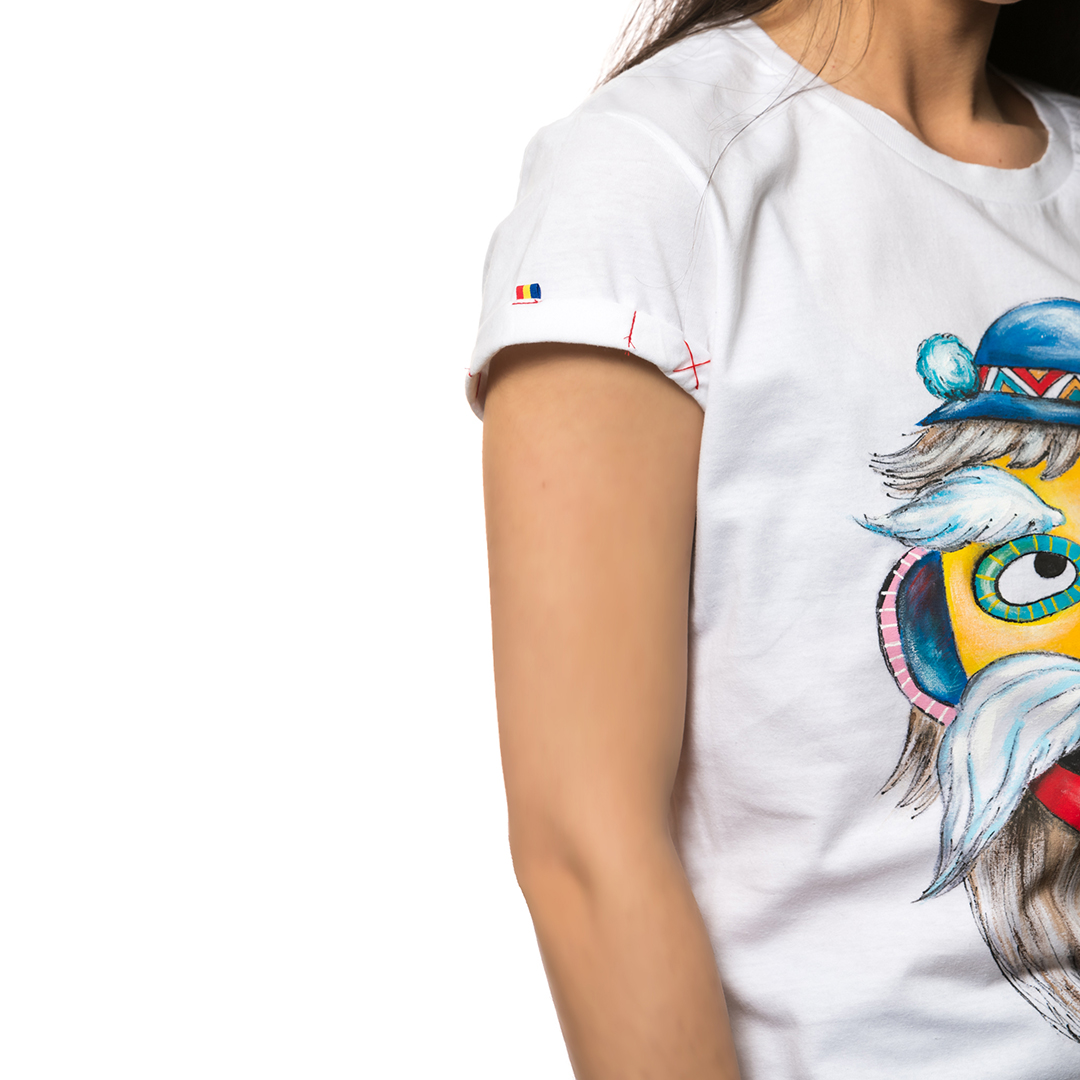 t-shirt-bianco-dipinto-donna-masca-traditionala-transilvania-1-2
