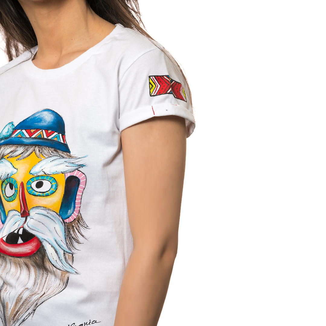 t-shirt-bianco-dipinto-donna-masca-traditionala-transilvania-1-3
