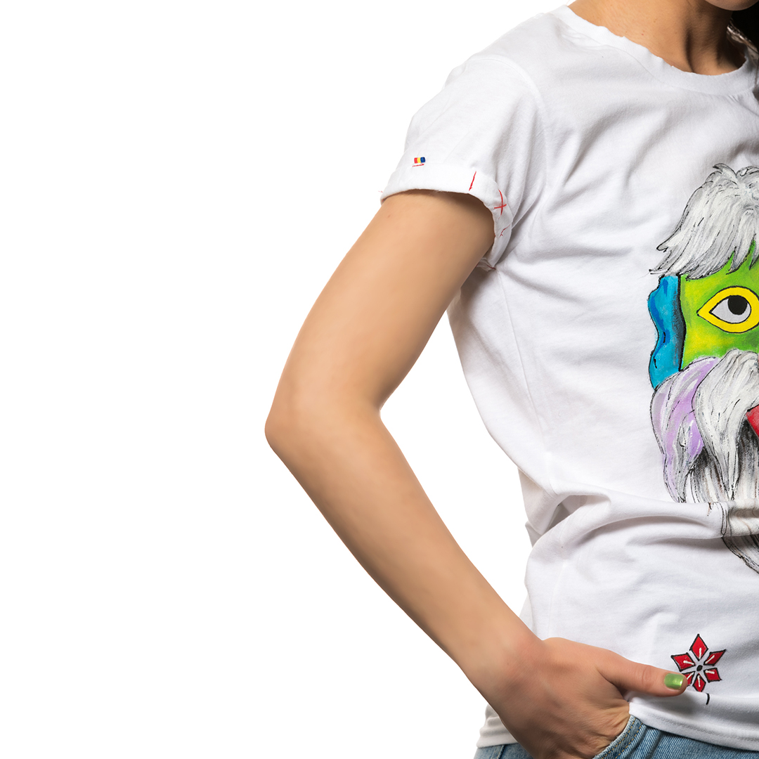 t-shirt-bianco-dipinto-donna-masca-traditionala-transilvania-2-2