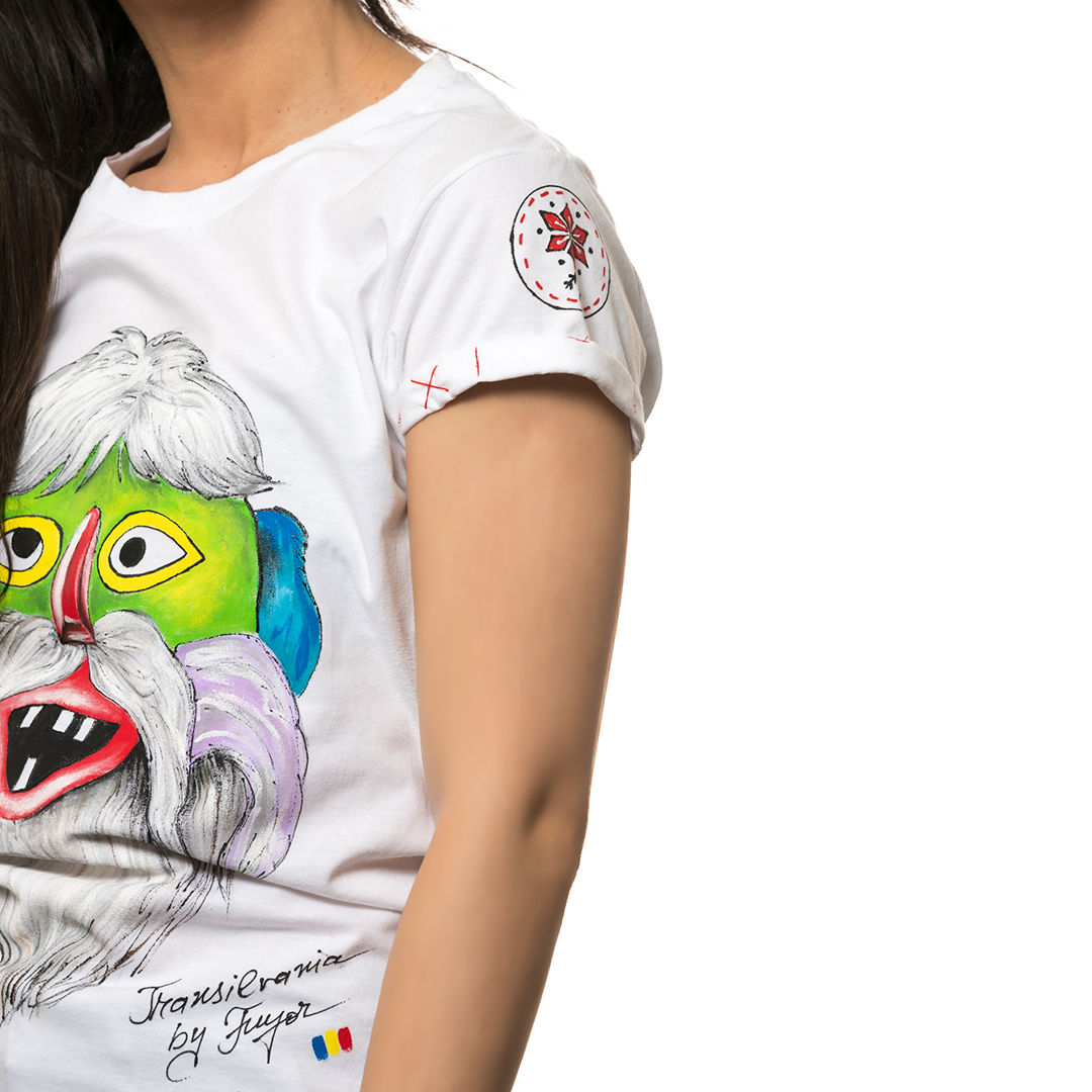 t-shirt-bianco-dipinto-donna-masca-traditionala-transilvania-2-3