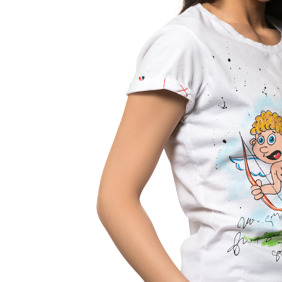t-shirt-bianco-dipinto-donna-se-intoarce-roata-2