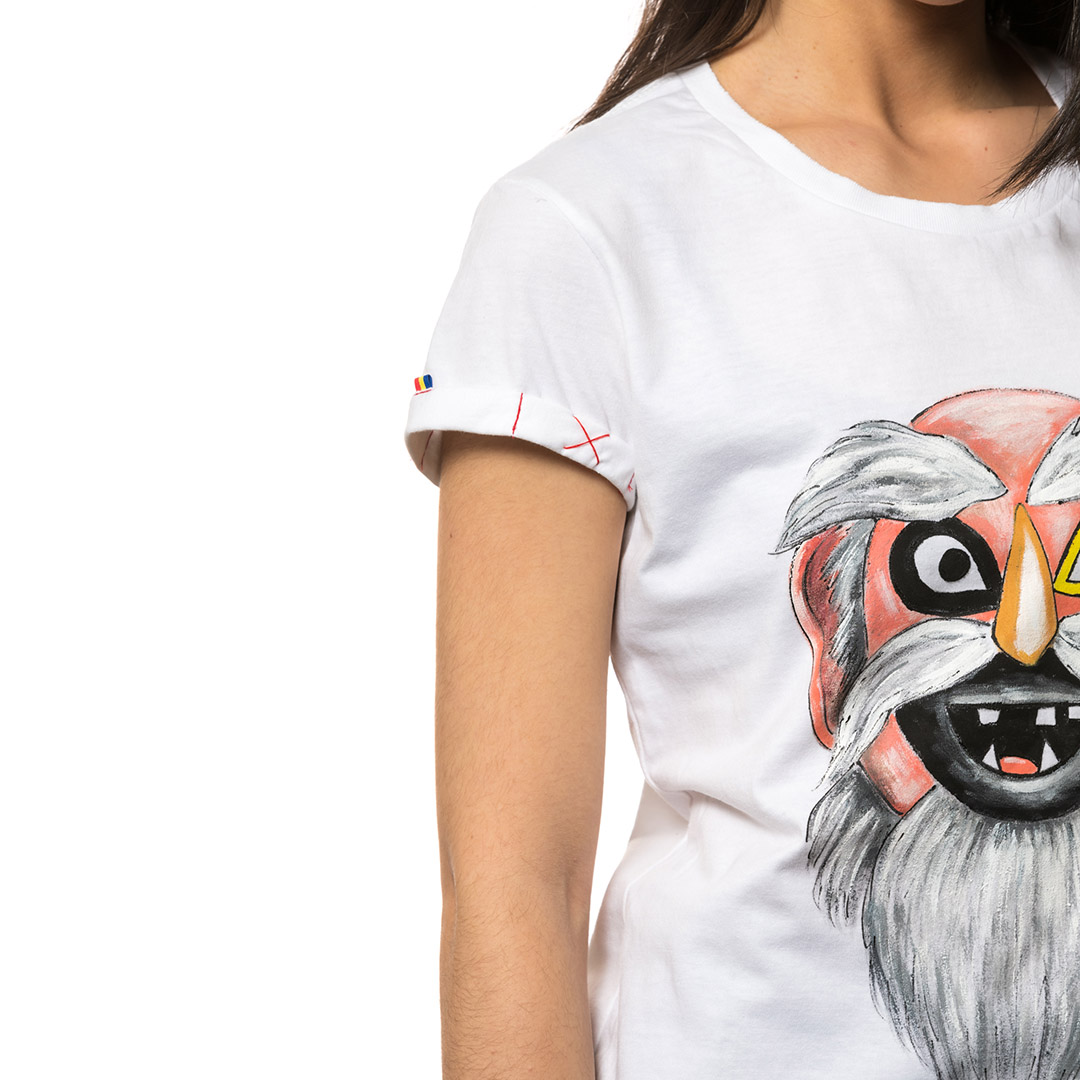 t-shirt-bianco-dipinto-donna-masca-traditionala-bucovina-1-2