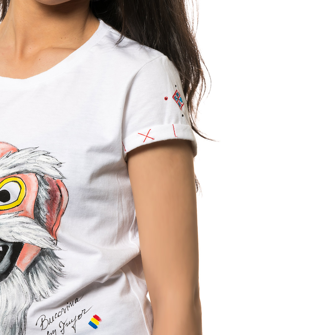 t-shirt-bianco-dipinto-donna-masca-traditionala-bucovina-1-3