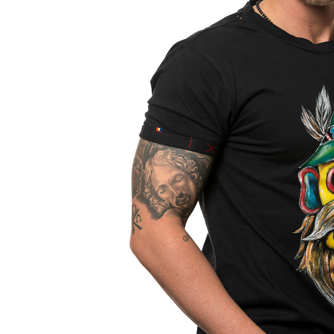 t-shirt-nero-dipinto-uomo-masca-traditionala-oltenia-2-2