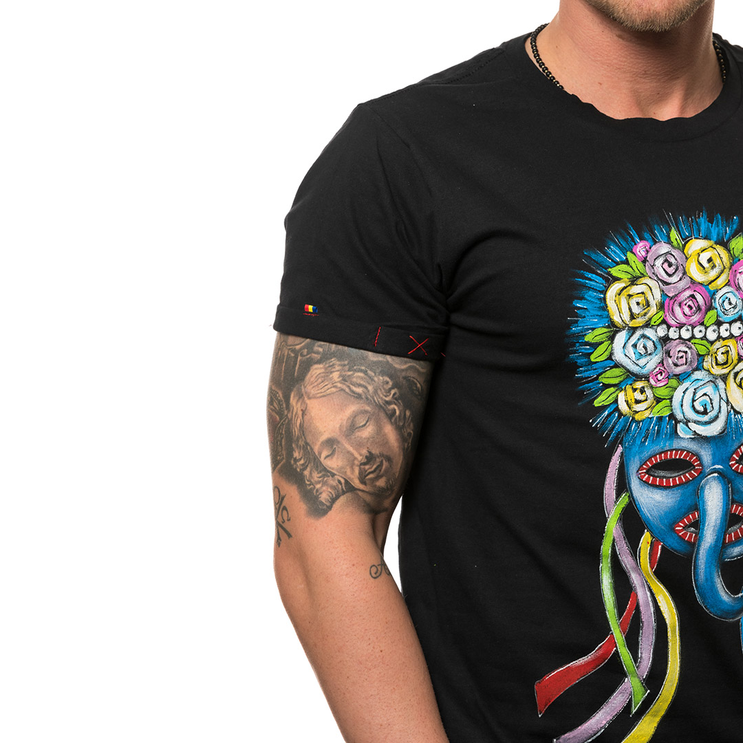 t-shirt-nero-dipinto-uomo-masca-traditionala-dobrogea-1-2