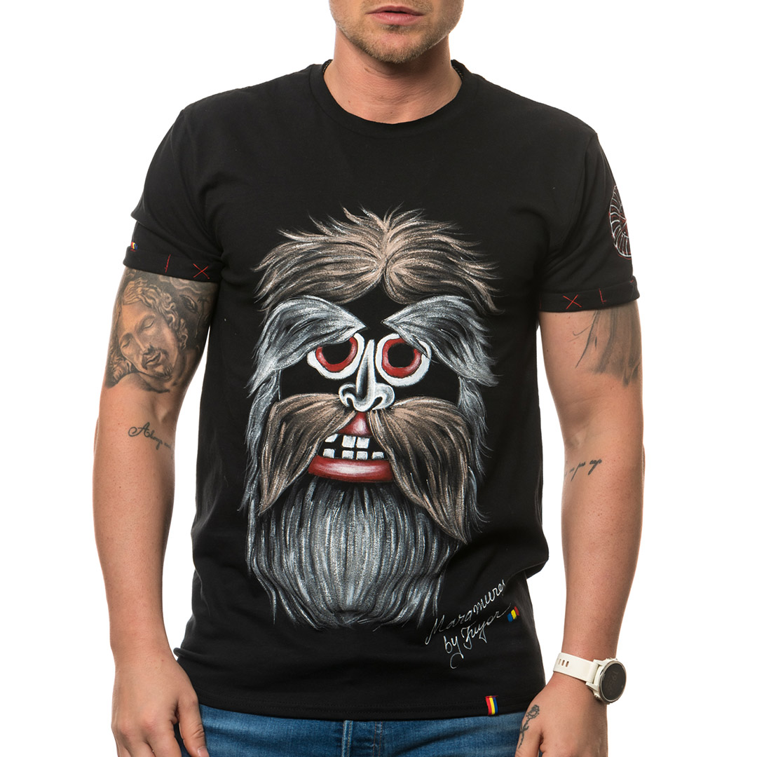 t-shirt-nero-dipinto-uomo-masca-traditionala-maramures-1-1