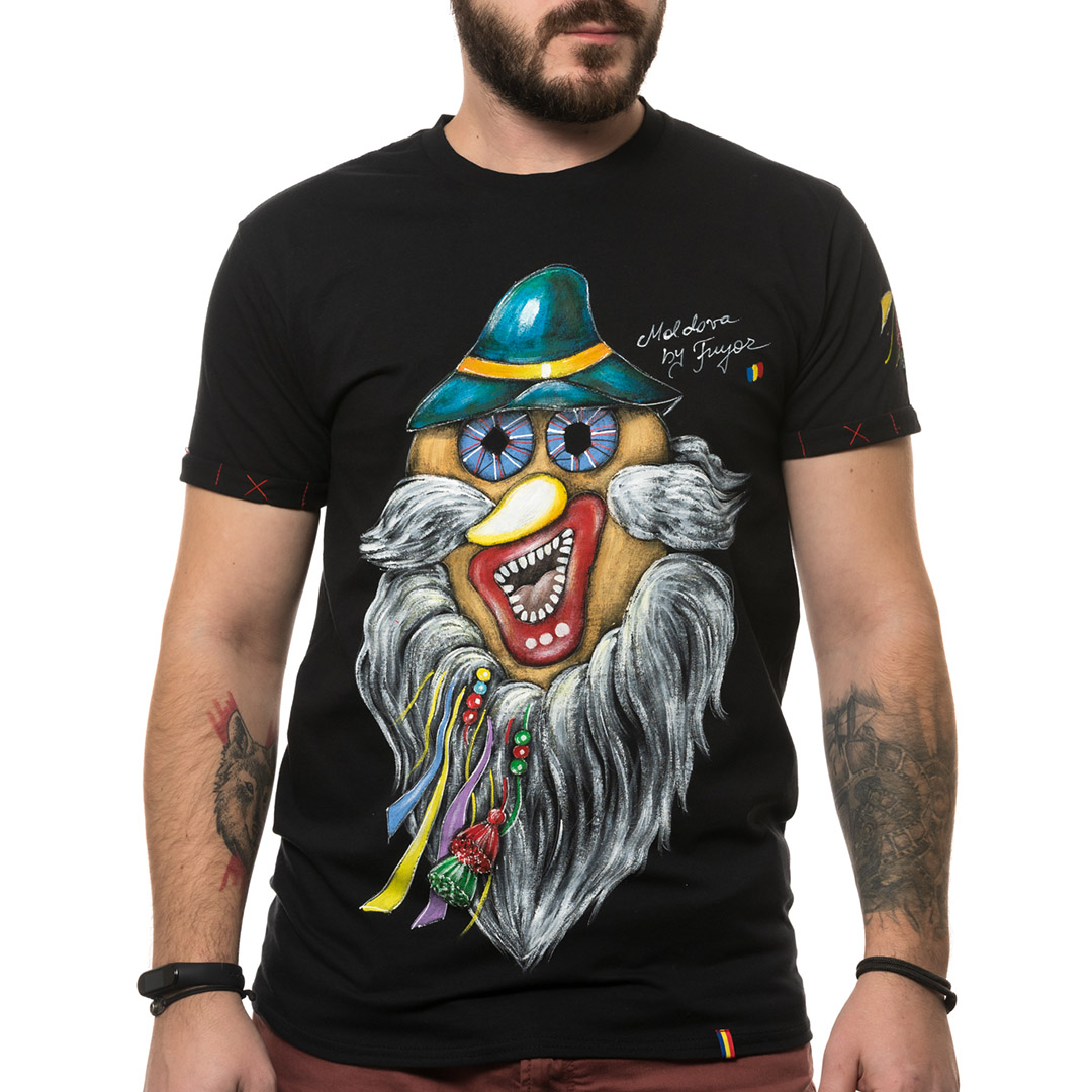 t-shirt-nero-dipinto-uomo-masca-traditionala-moldova-1-1