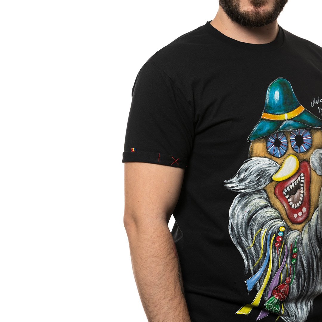 t-shirt-nero-dipinto-uomo-masca-traditionala-moldova-1-2