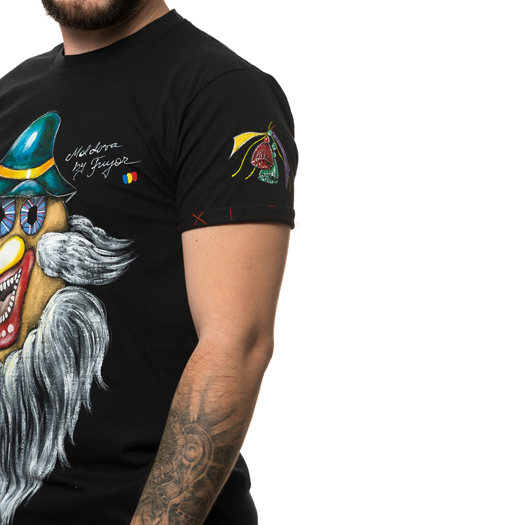 t-shirt-nero-dipinto-uomo-masca-traditionala-moldova-1-3