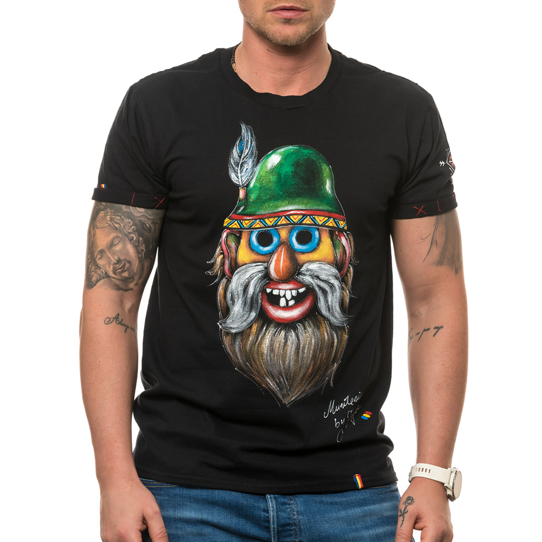 t-shirt-nero-dipinto-uomo-masca-traditionala-muntenia-1-1
