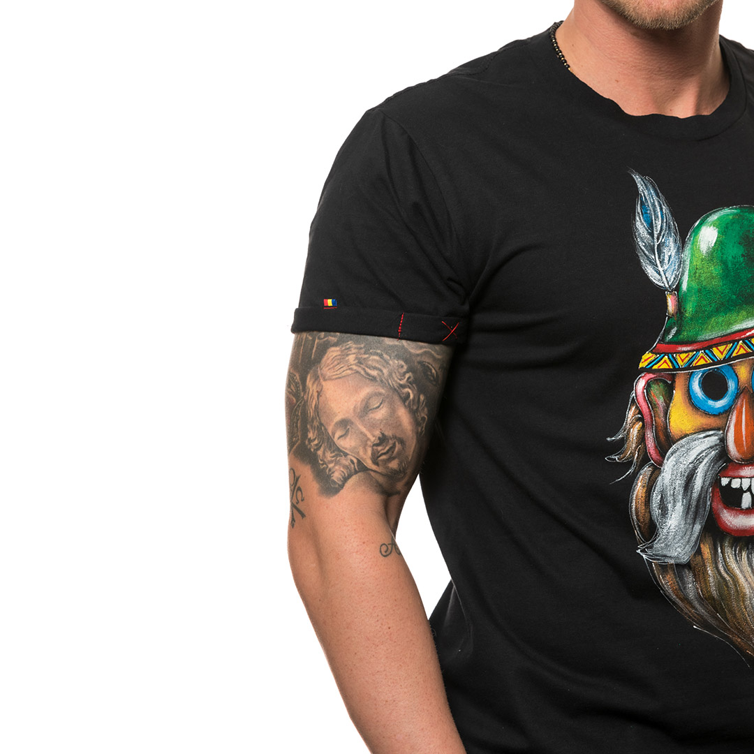 t-shirt-nero-dipinto-uomo-masca-traditionala-muntenia-1-2