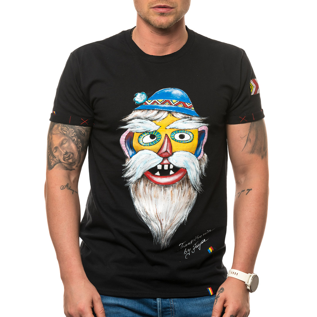 t-shirt-nero-dipinto-uomo-masca-traditionala-transilvania-1-1