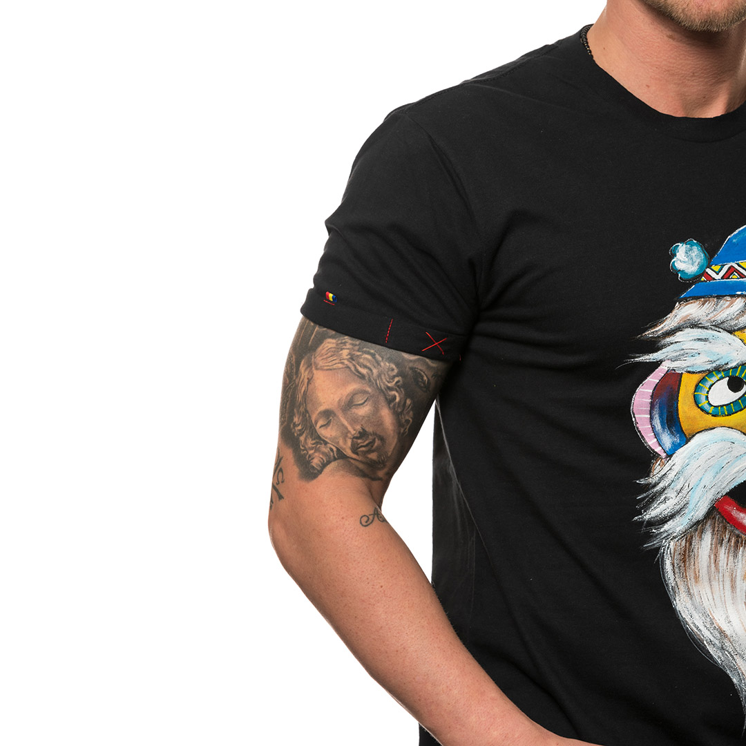 t-shirt-nero-dipinto-uomo-masca-traditionala-transilvania-1-2