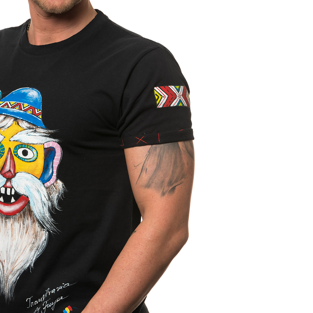 t-shirt-nero-dipinto-uomo-masca-traditionala-transilvania-1-3