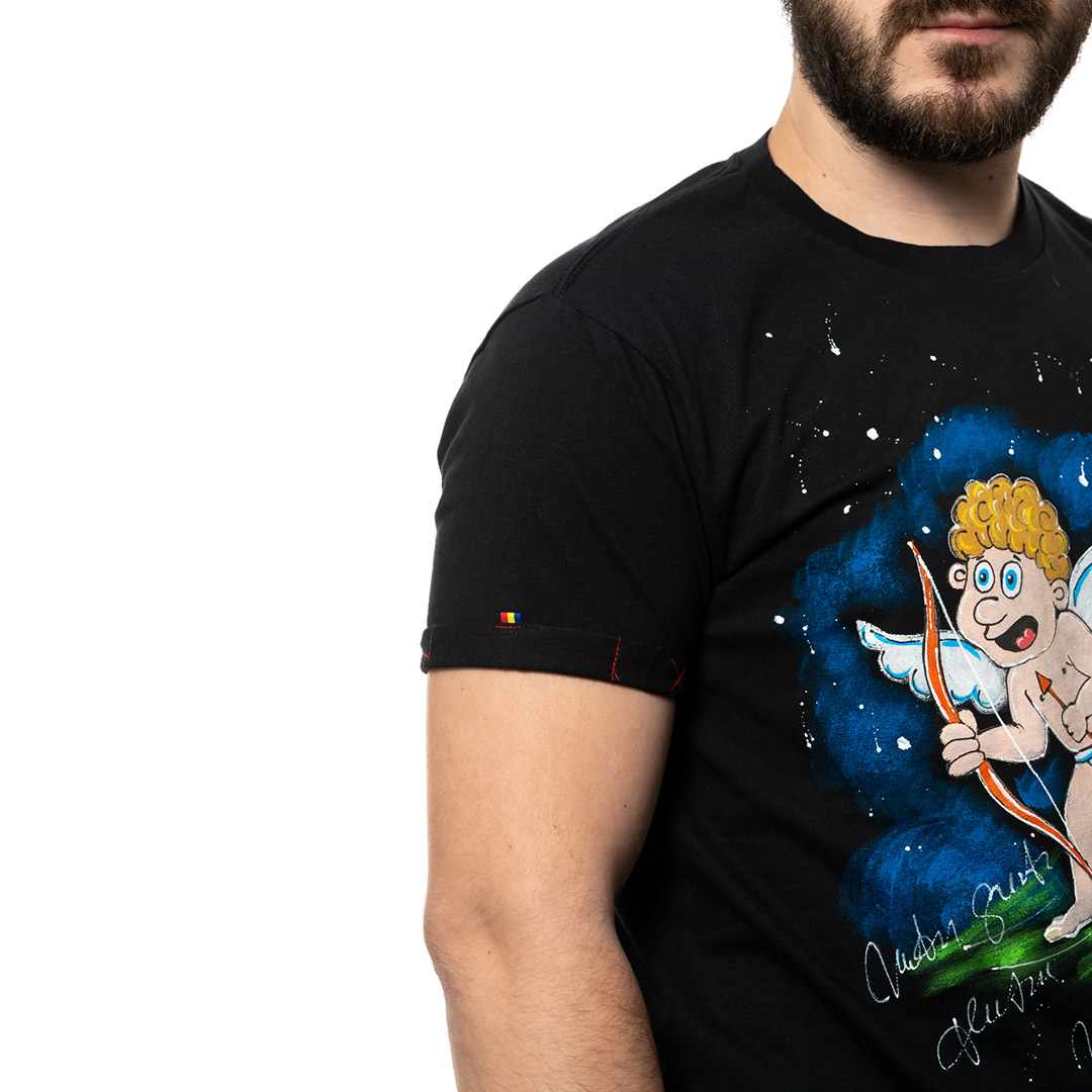 t-shirt-nero-dipinto-uomo-se-intoarce-roata-2