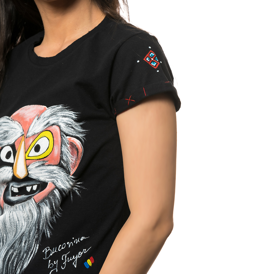 t-shirt-nero-dipinto-donna-masca-traditionala-bucovina-1-3