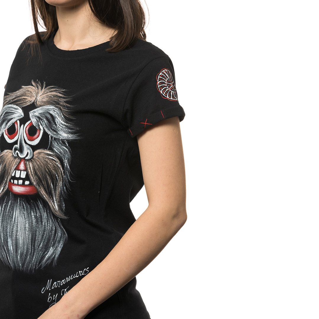 t-shirt-nero-dipinto-donna-masca-traditionala-maramures-1-3