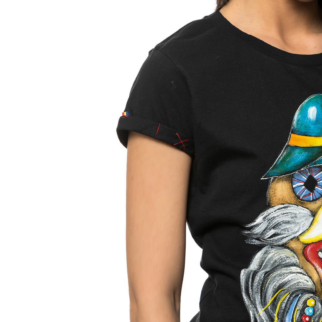 t-shirt-nero-dipinto-donna-masca-traditionala-moldova-1-2