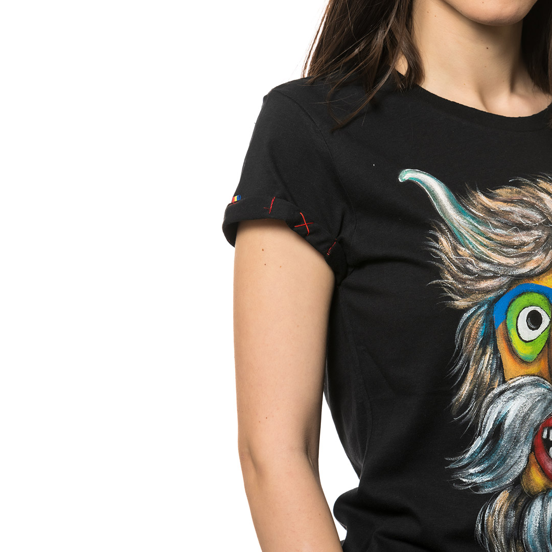 t-shirt-nero-dipinto-donna-masca-traditionala-moldova-2-2
