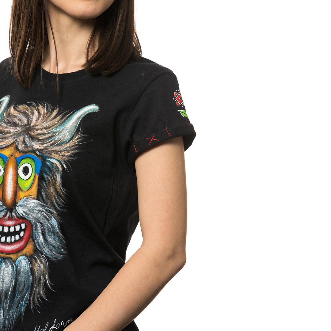 t-shirt-nero-dipinto-donna-masca-traditionala-moldova-2-3