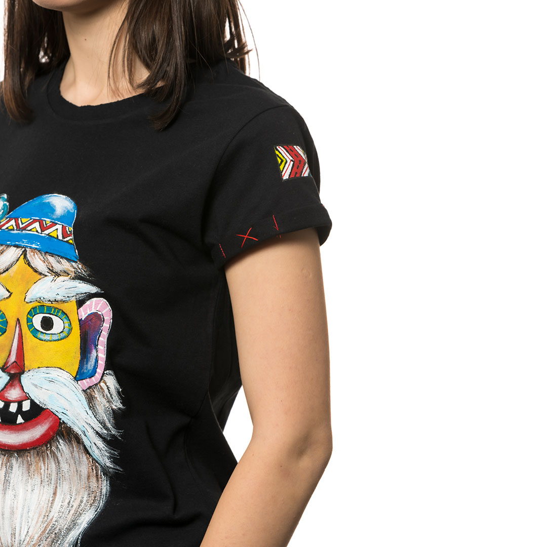 t-shirt-nero-dipinto-donna-masca-traditionala-transilvania-1-3