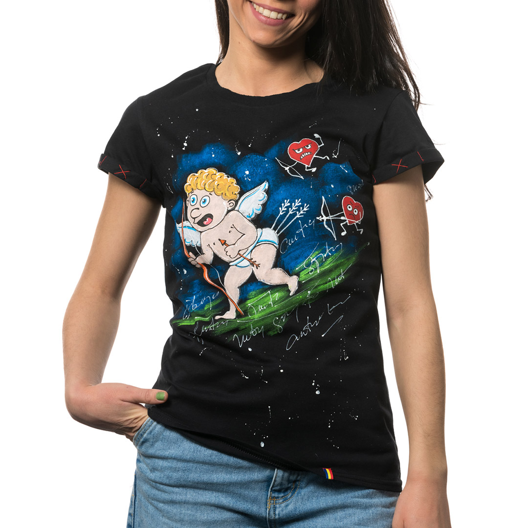 t-shirt-nero-dipinto-donna-se-intoarce-roata-1