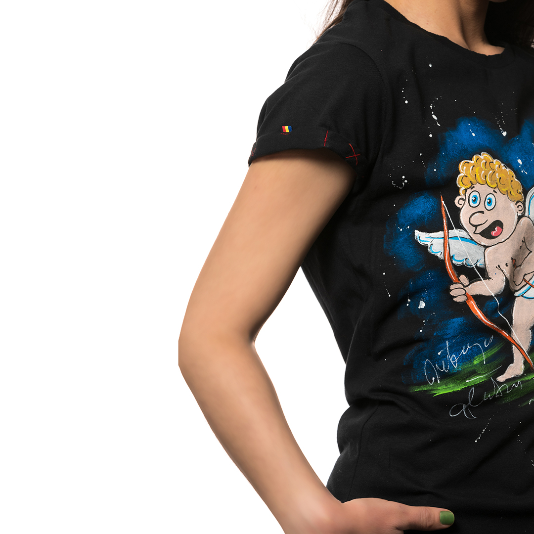 t-shirt-nero-dipinto-donna-se-intoarce-roata-2