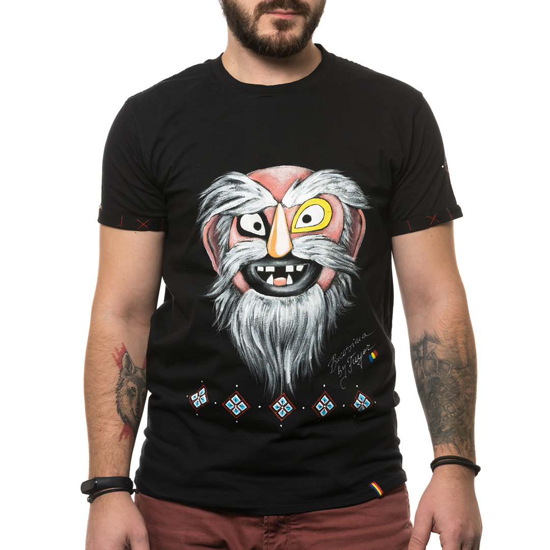 t-shirt-nero-dipinto-uomo-masca-traditionala-bucovina-1-1