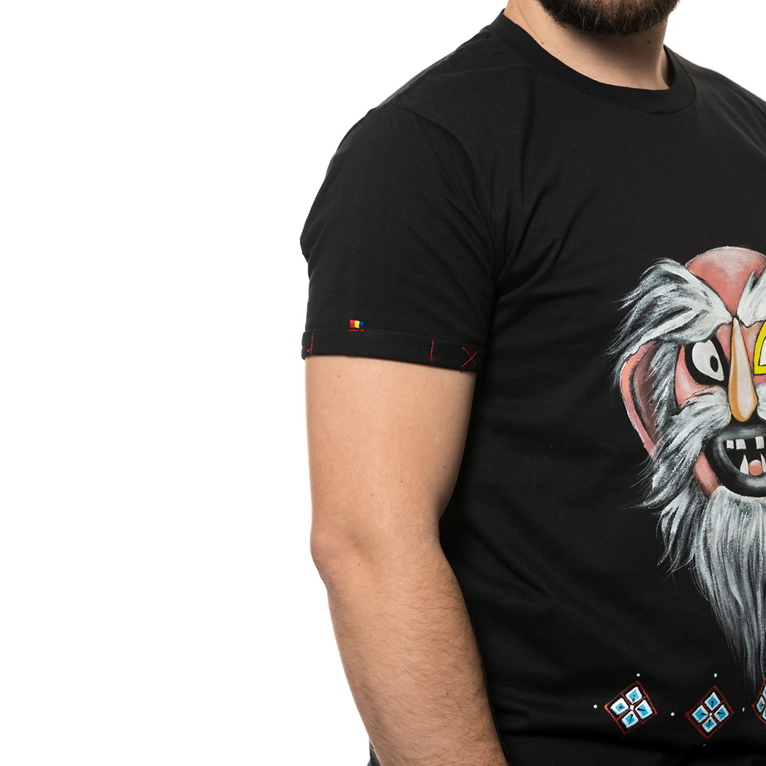 t-shirt-nero-dipinto-uomo-masca-traditionala-bucovina-1-2